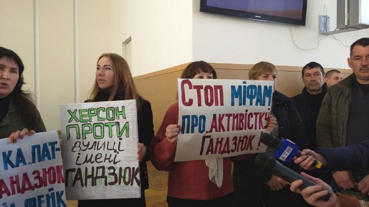 Мера Херсона на сесії міськради облили водою через перейменування вулиці на честь Гандзюк