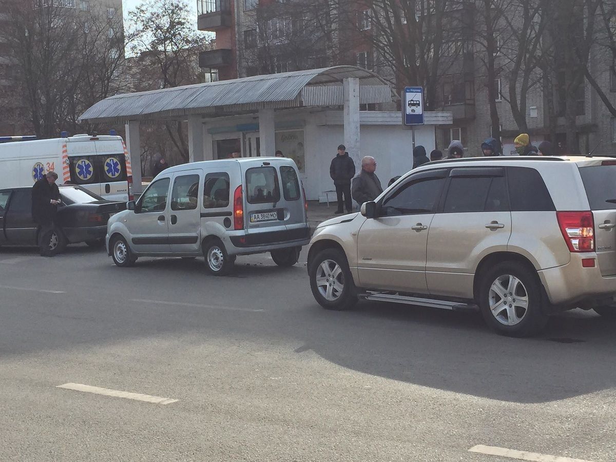У Львові водій, який хотів допомогти літній жінці, що впала на дорозі, сам потрапив у ДТП