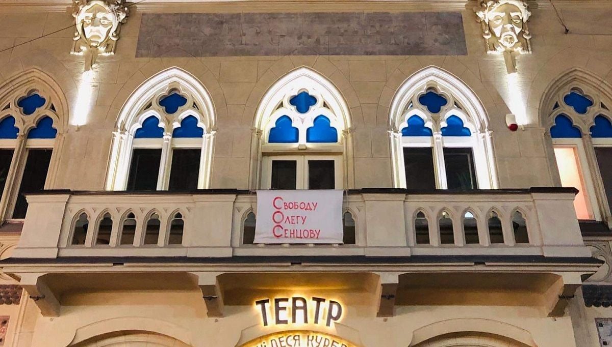 У Львові підсвітили відреставрований фасад театру Леся Курбаса. Фото дня