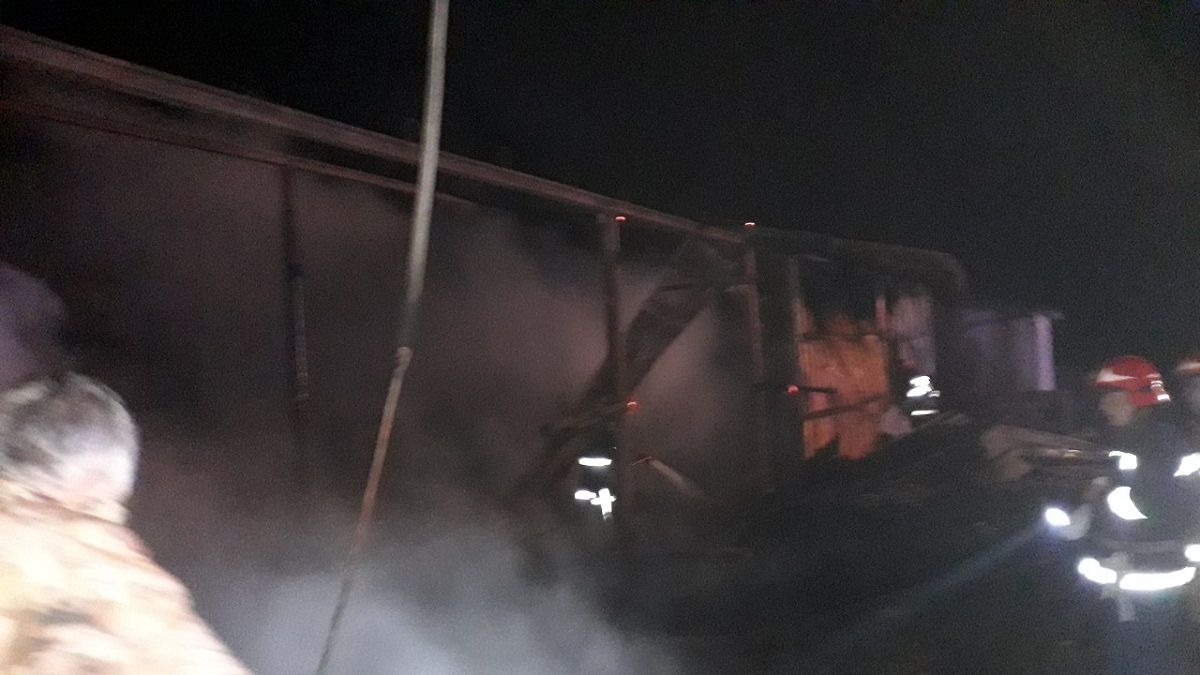 У Сокальському районі виникла пожежа в цеху з тирсоблоками