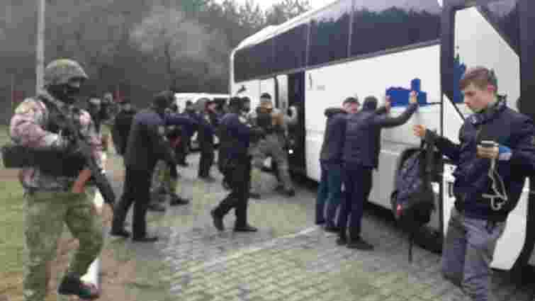 В день візиту Порошенка біля Одеси затримали два автобуси з озброєними чоловіками