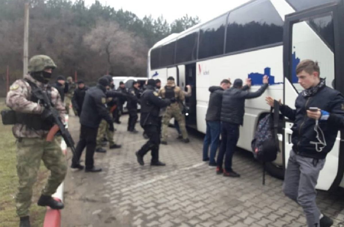 В день візиту Порошенка біля Одеси затримали два автобуси з озброєними чоловіками
