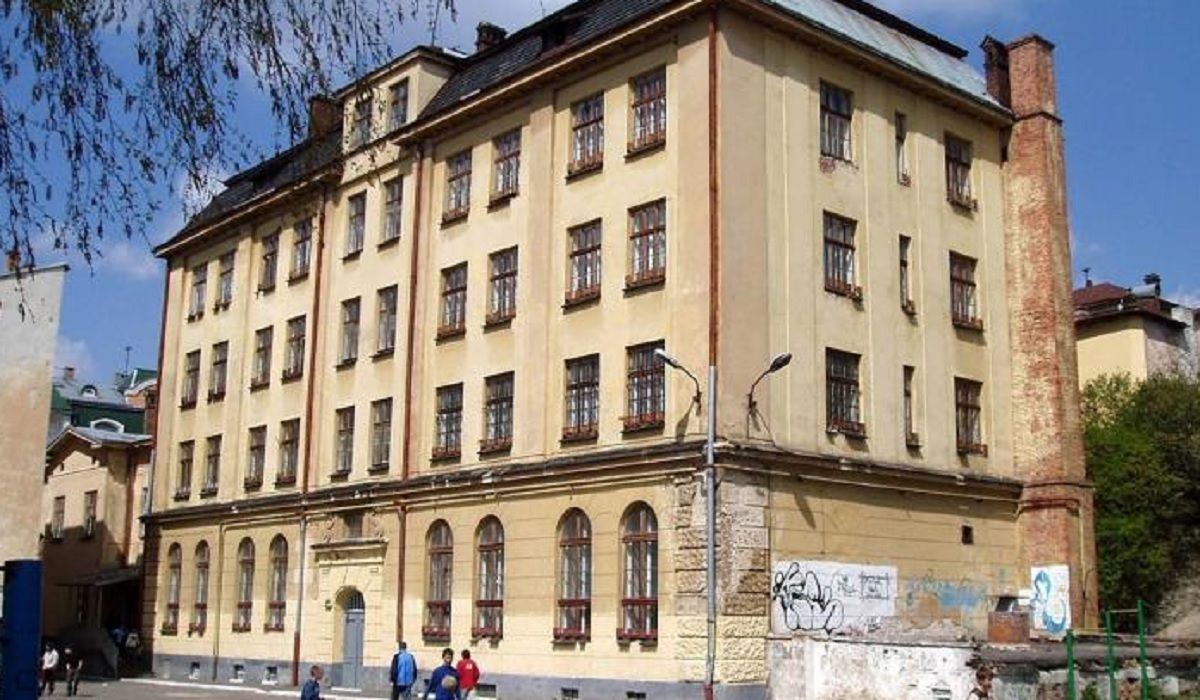 Колишню школу-інтернат у центрі Львова продали за 35,1 млн грн невідомому покупцю