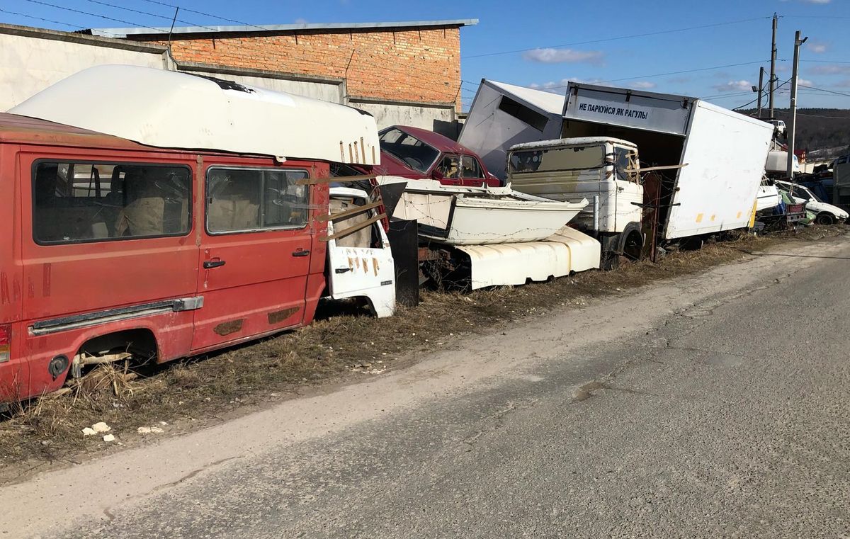 Мешканці села на Львівщині скаржаться на масштабне автомобільне звалище