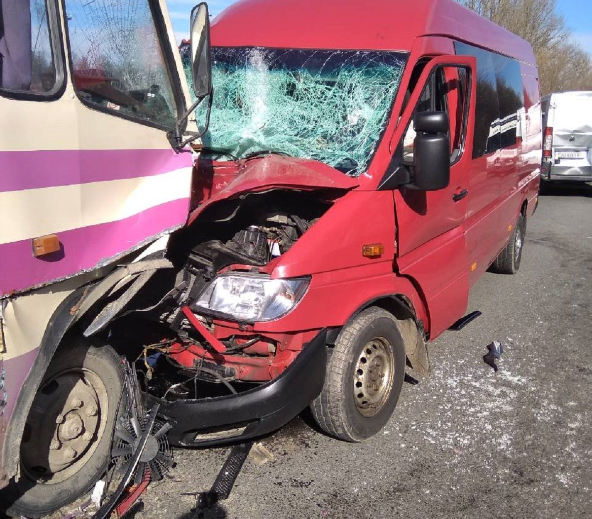У подвійній ДТП з маршруткою на Львівщині постраждали четверо людей