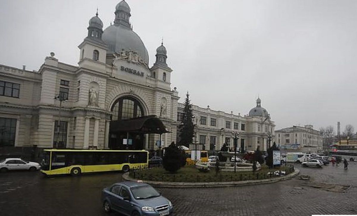 З 1 березня біля головного залізничного вокзалу у Львові обмежено рух транспорту