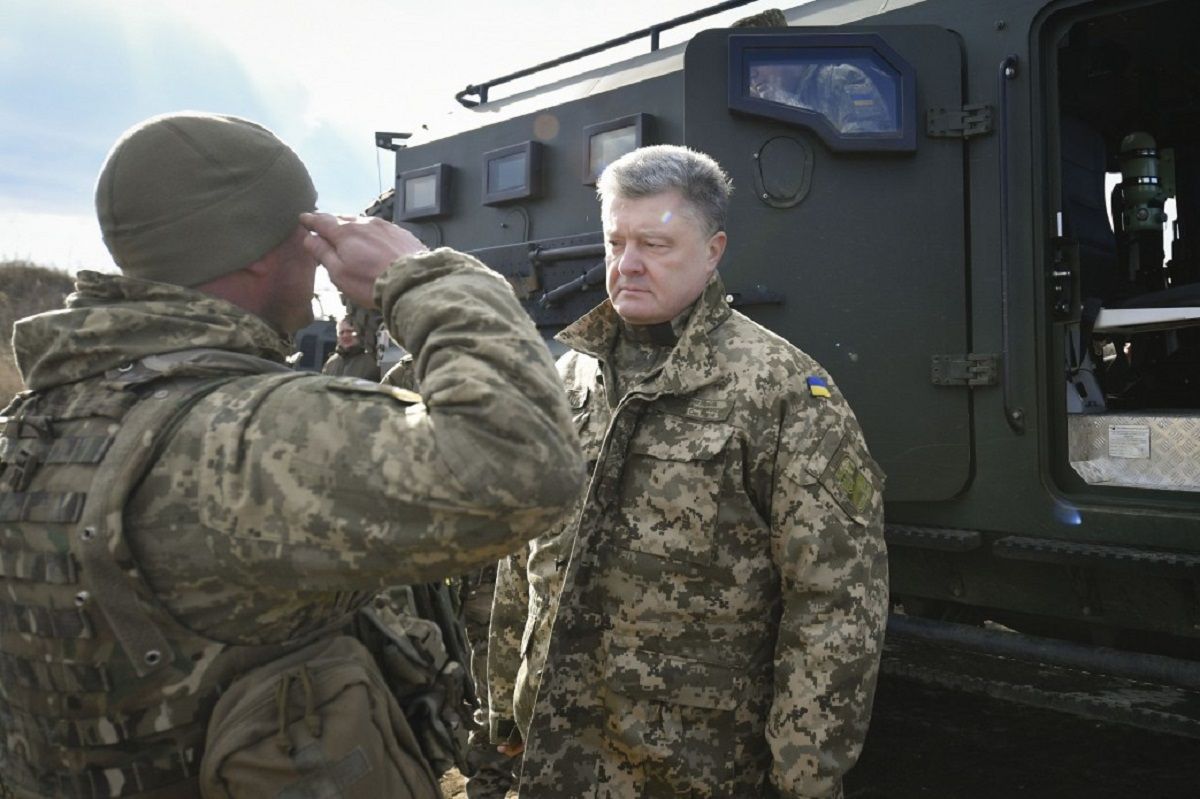 Порошенко доручив підвищити з 1 квітня доплати для військових на передовій