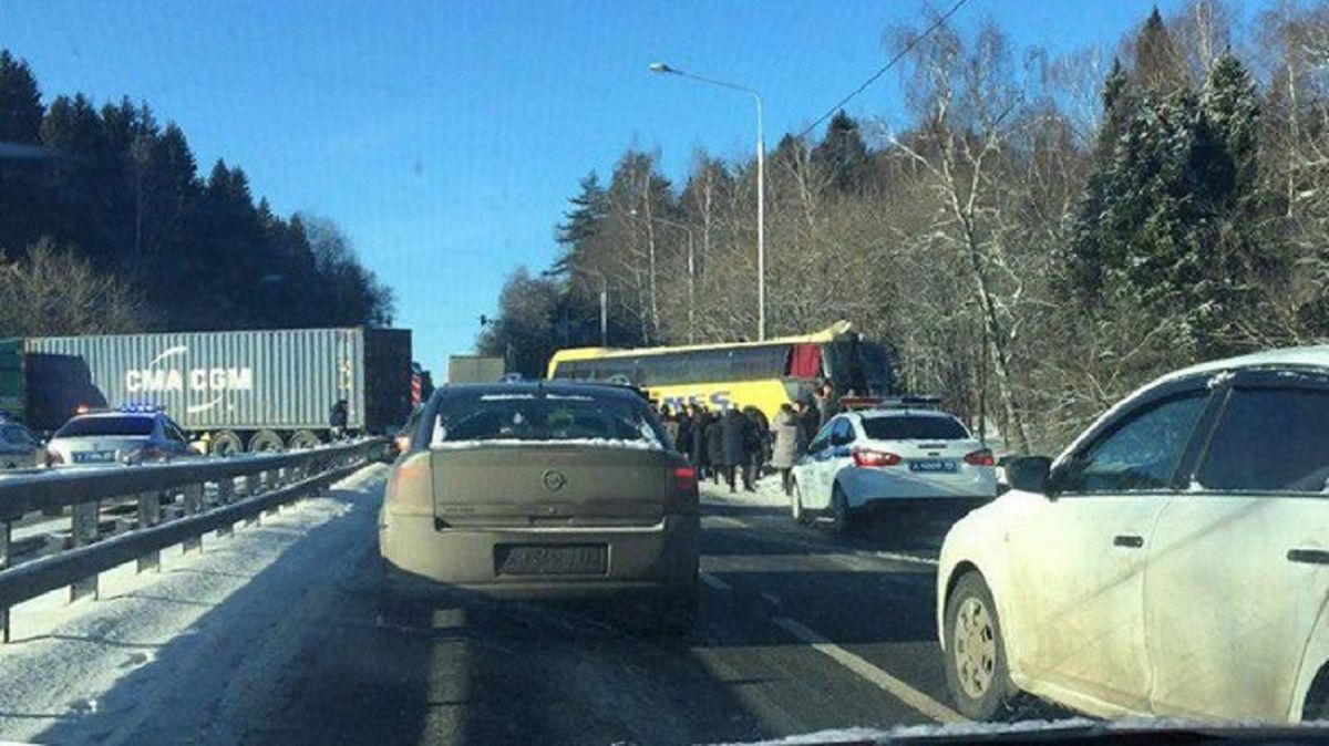Під Москвою автобус з українцями зіткнувся з вантажівкою