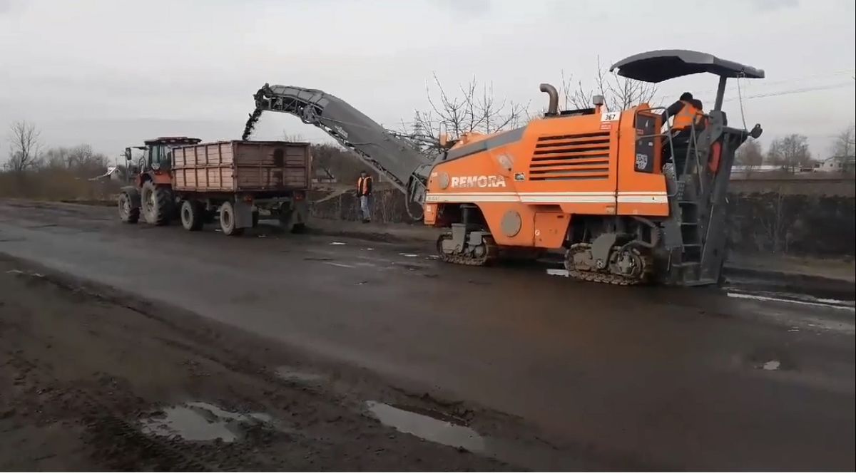 Порошенко проїхався аварійною дорогою у Червонограді і її одразу почали ремонтувати