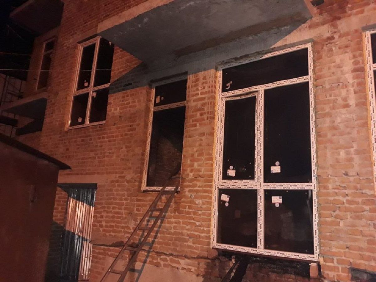 У Львові виникла пожежа в незаконній новобудові
