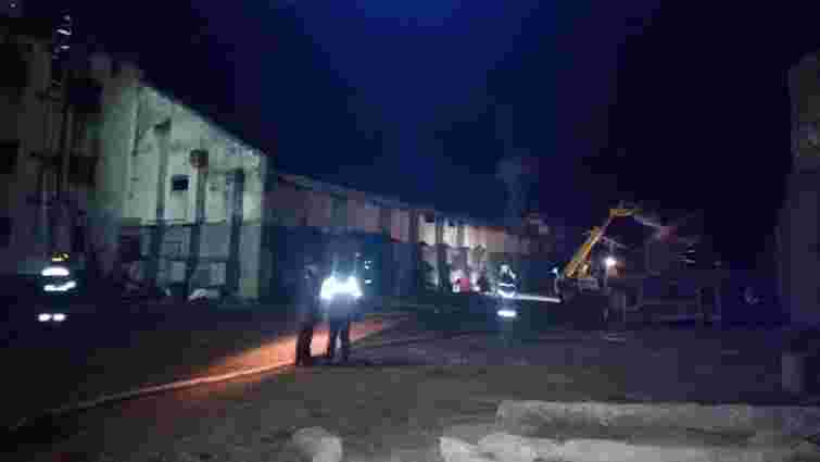 На Львівщині вогнеборці ліквідували пожежу на території комбікормового заводу