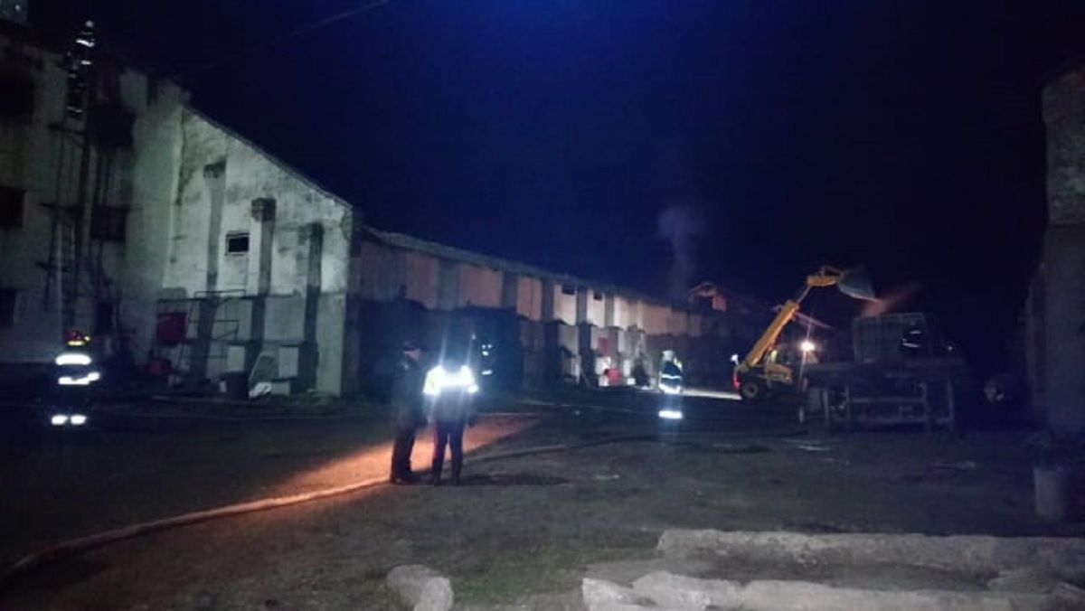На Львівщині вогнеборці ліквідували пожежу на території комбікормового заводу
