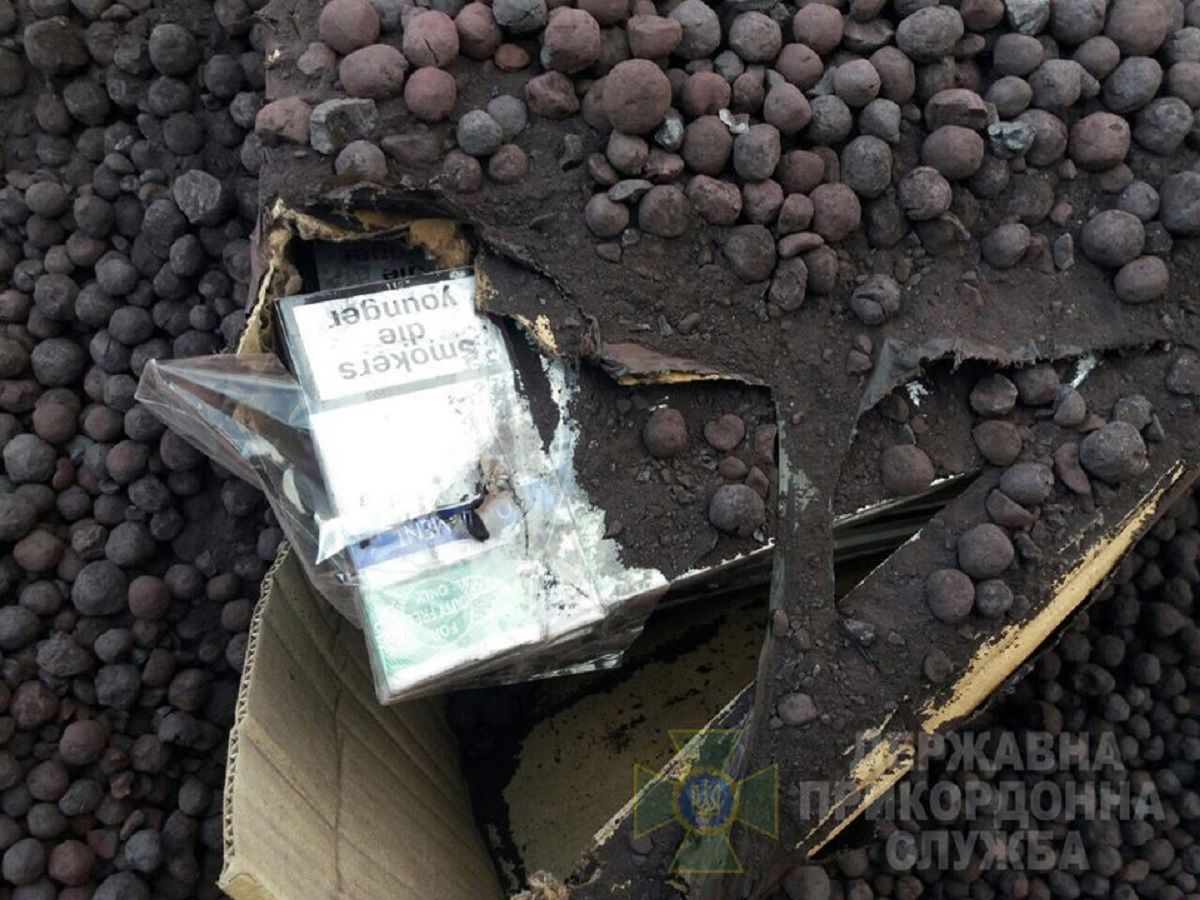 На Львівщині у вантажному поїзді під залізною рудою прикордонники виявили контрабанду сигарет