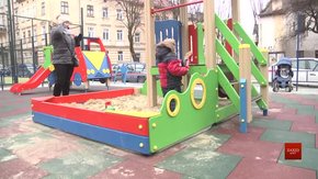 У Львові почали ремонтувати дитячі майданчики