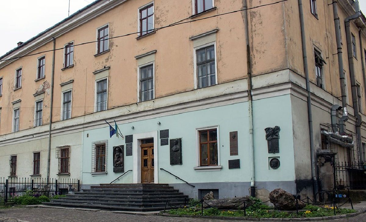 У Львові 28-річна аспірантка вистрибнула з вікна університету