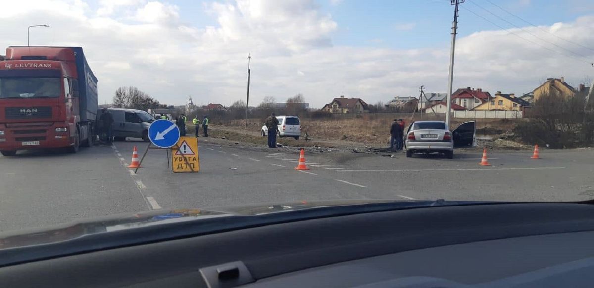 У ДТП поблизу Львова потрапили вантажівка та три легковики
