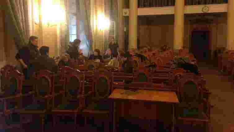 Стоматологи, які відмовляються реформуватися, захопили сесійну залу Львівської міськради