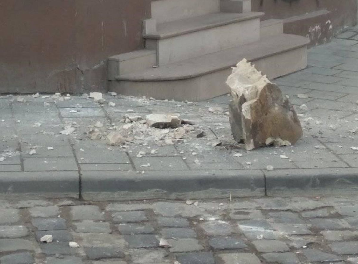 З балкона на вул. Замарстинівській у Львові обвалилася кам’яна брила