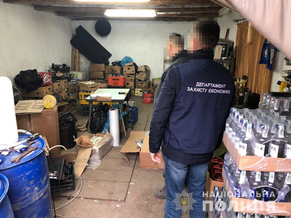 На Львівщині викрили підпільну гуральню з алкоголем на 2 млн грн