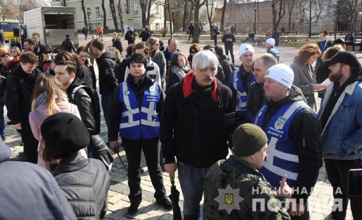 В Києві і Харкові поліція захищала жіночі марші від праворадикальних чоловіків