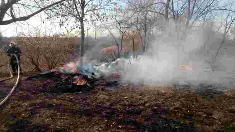 Палій сухої трави у Мостиськах випадково спалив господарську будівлю свого сусіда