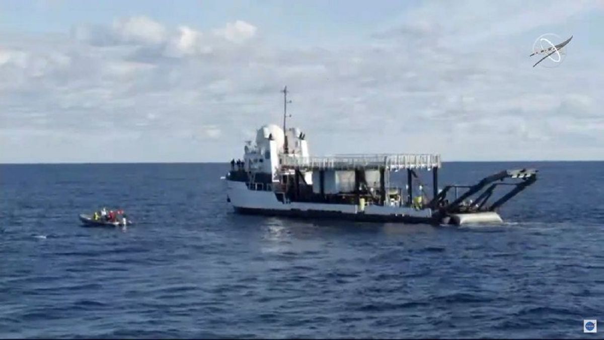 Корабель Crew Dragon повернувся на Землю після першого польоту до МКС