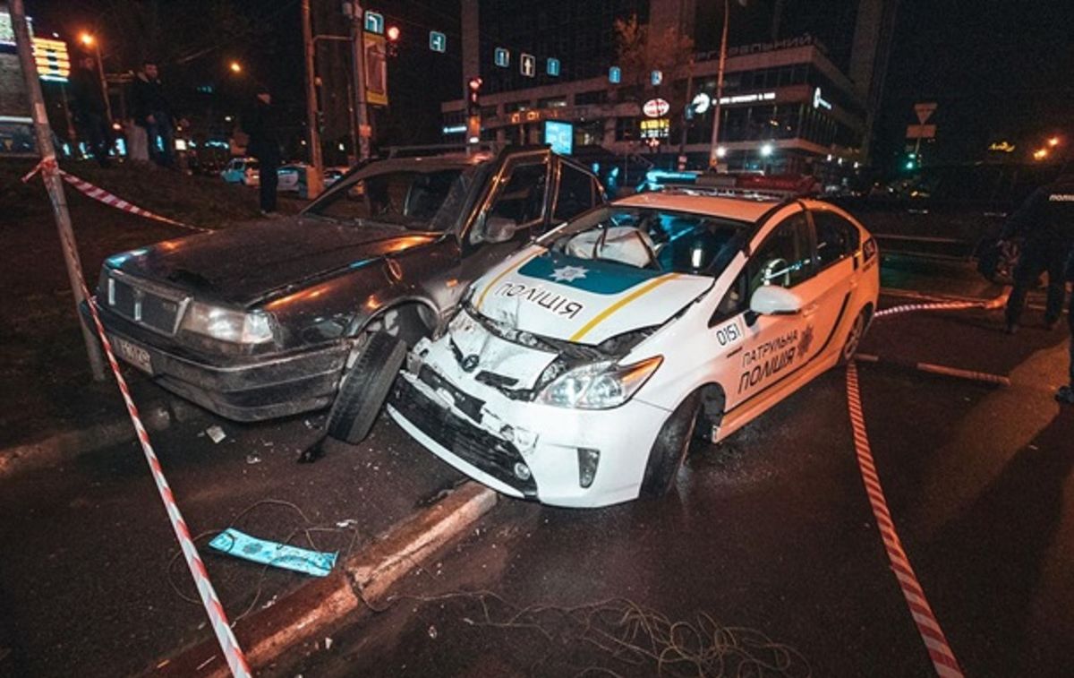 П'яний підліток на викраденому авто протаранив патрульних у Києві