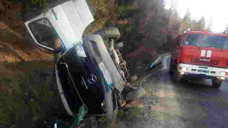 У ранковій ДТП на Сколівщині загинула пасажирка мікроавтобуса з Чернівецької області