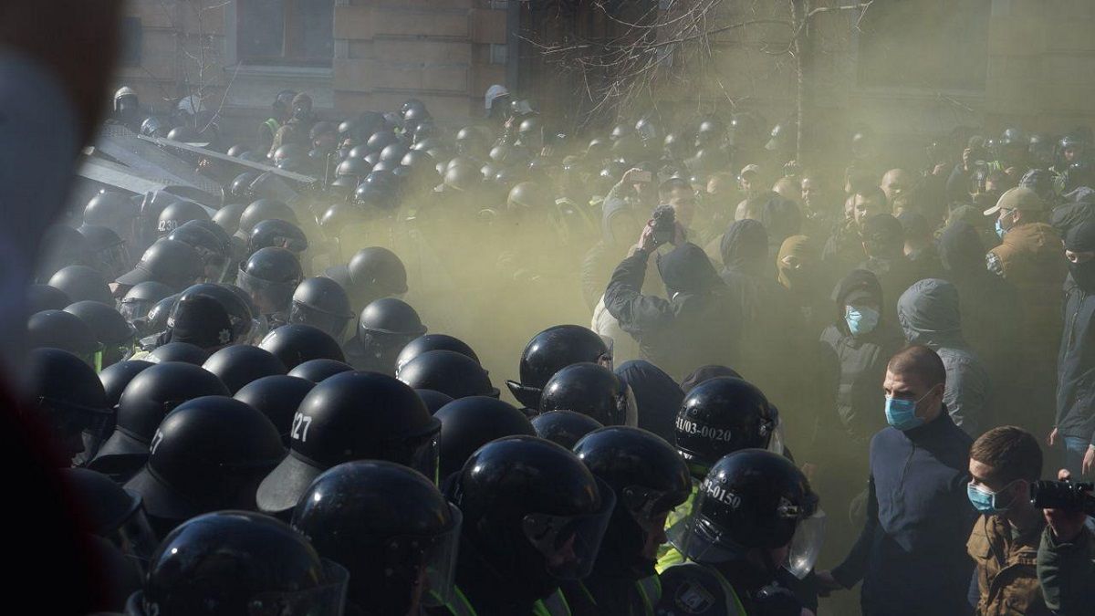 Біля Адміністрації Президента сталися сутички між активістами «Нацкорпусу» та поліцією