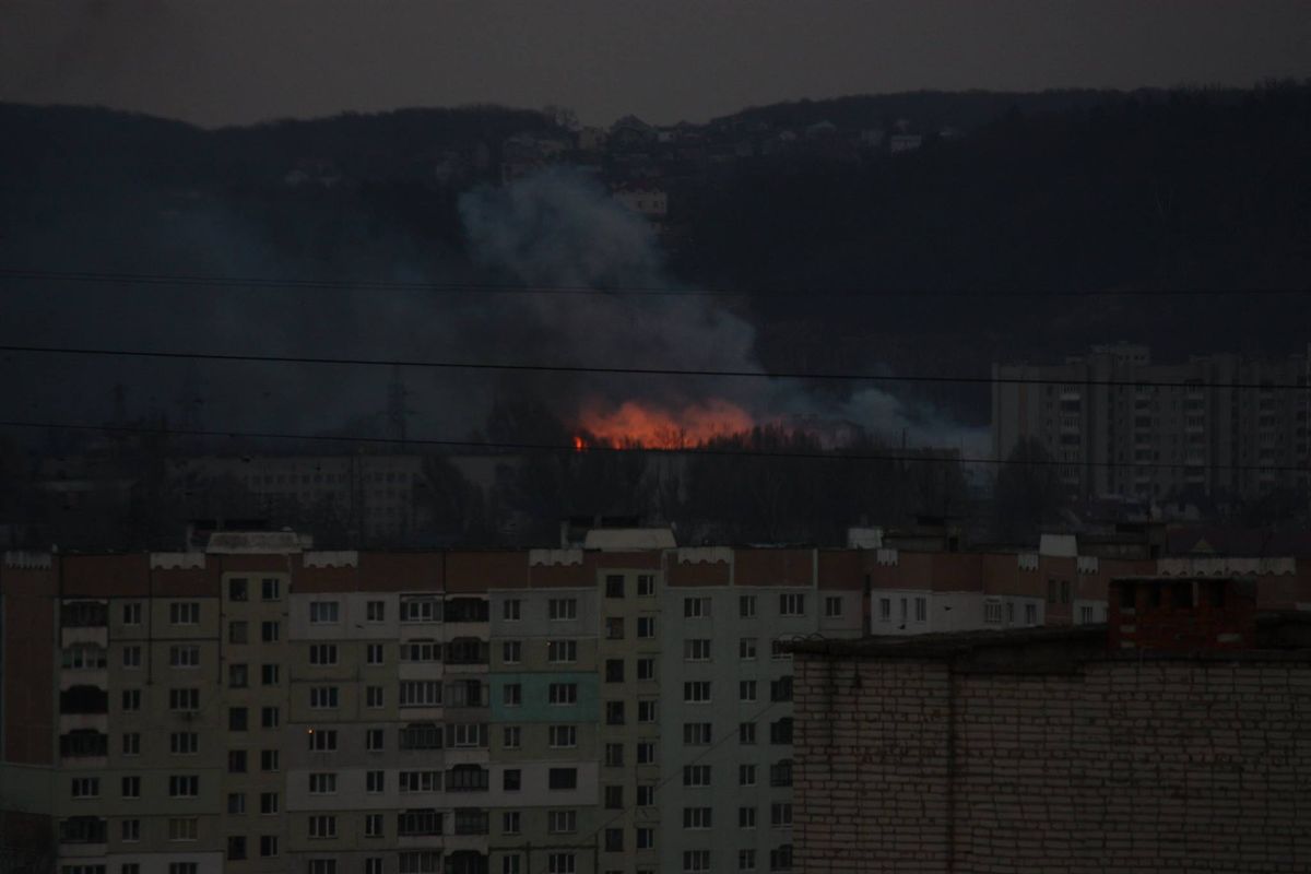 Внаслідок підпалу трави у львівському парку «Знесіння» виникла пожежа