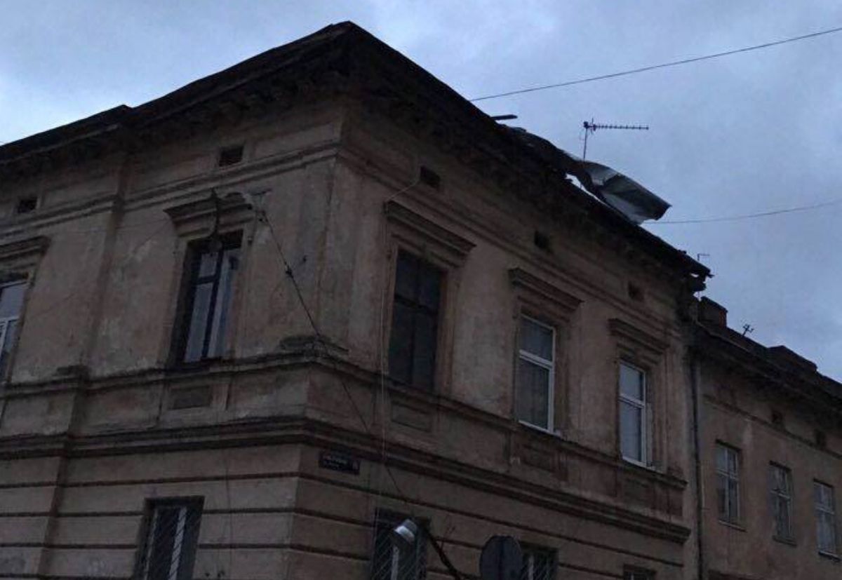 Через пориви вітру вночі з будинку у центрі Львова зірвало дах