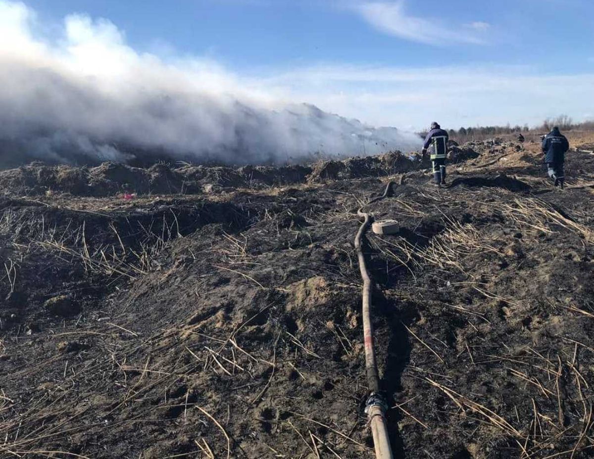 На сміттєзвалищі біля Новояворівська виникла масштабна пожежа