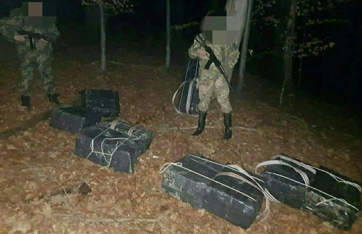 Поблизу кордону з Румунією прикордонники зі стріляниною затримували контрабандистів
