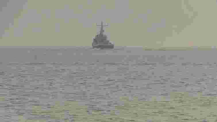 Корабель ФСБ супроводжував в Азовському морі український буксир