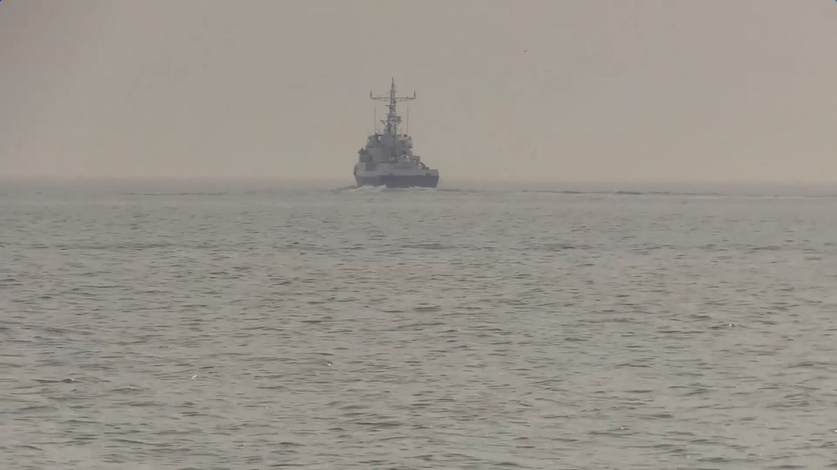 Корабель ФСБ супроводжував в Азовському морі український буксир