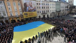 Перед львівською Ратушею масово заспівали гімн України 
