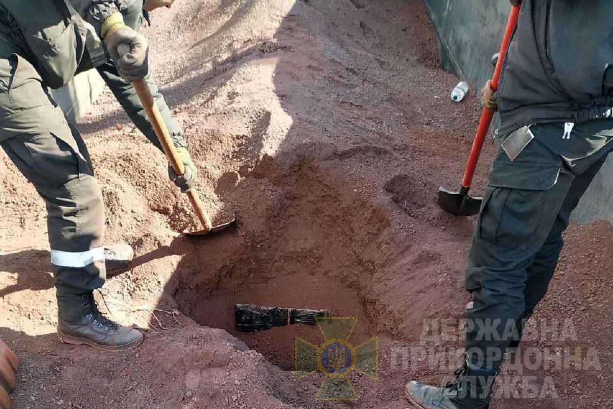 У залізній руді вантажного потяга в Мостиськах виявили 2 тис. пачок контрабандних сигарет