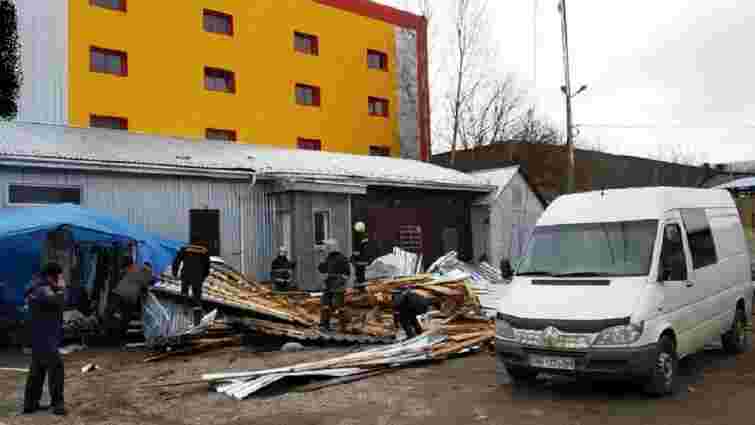 На Житомирщині під час буревію покрівля з супермаркету на смерть придавила жінку