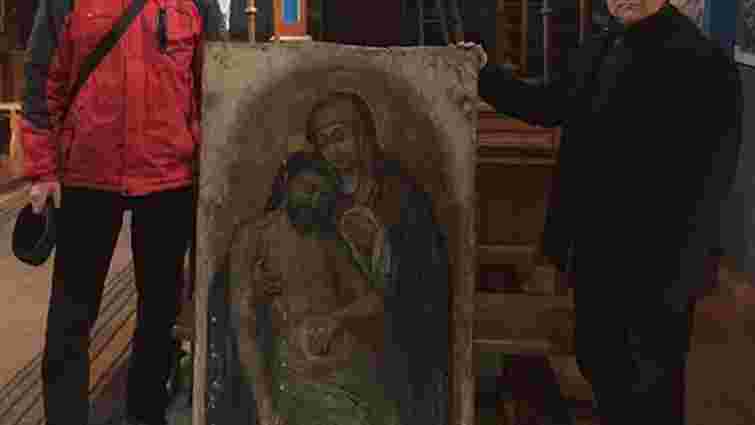 Колекціонер повернув вкрадену з сільської церкви на Львівщині ікону XVII ст. 