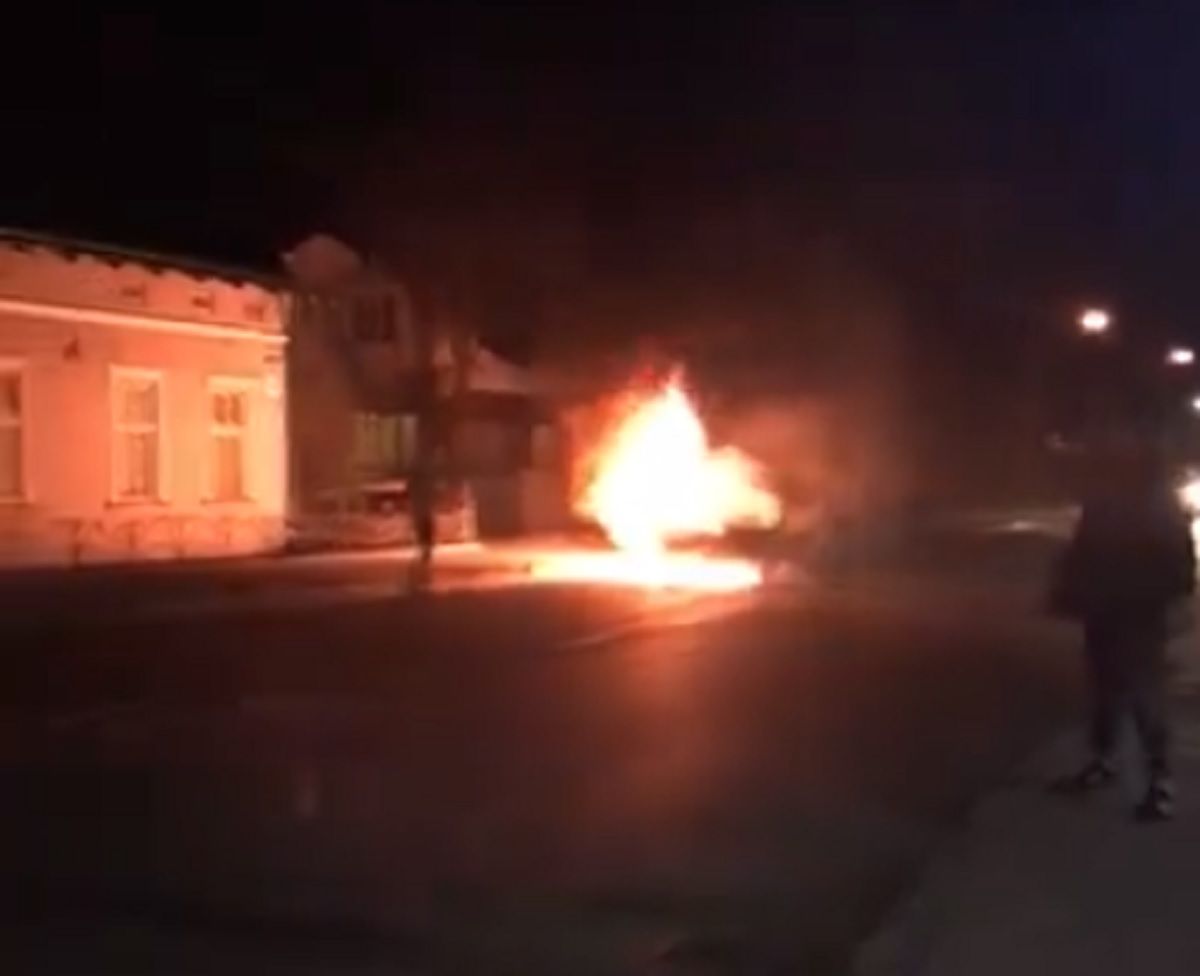 Внаслідок ДТП у Львові згорів автомобіль ВАЗ 2107