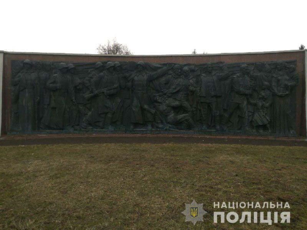 Невідомі вандали відпиляли пальці і носи на барельєфі Монументу Слави у Рівному 