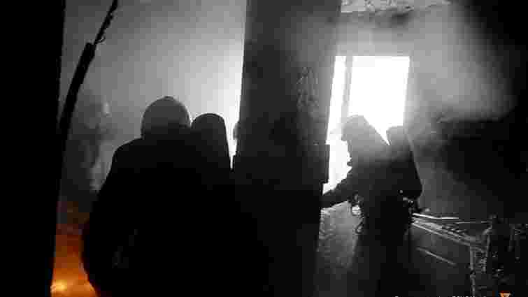 Під час пожежі у квартирі в багатоповерхівці Львова вогнеборці врятували жінку