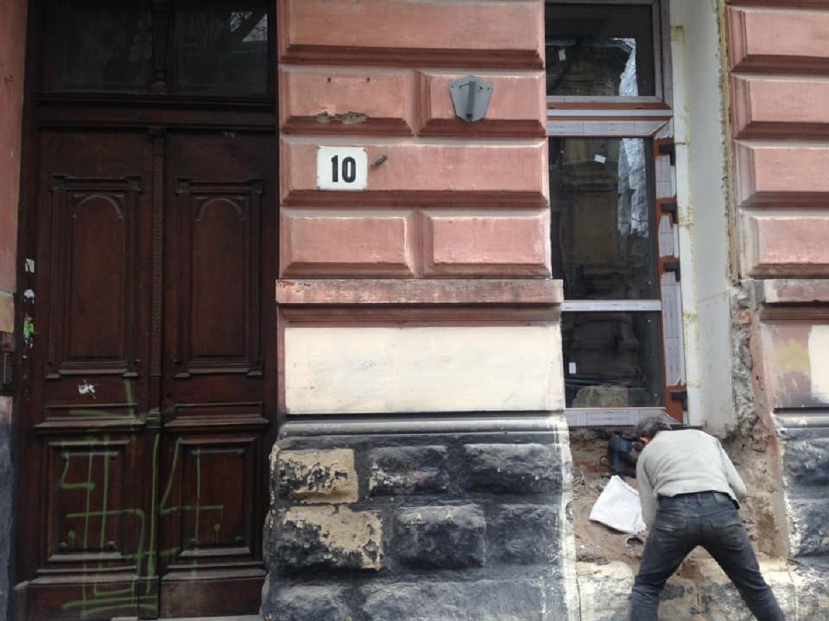 Львів’янина зобов’яжуть відновити зруйнований фасад будинку в центрі міста