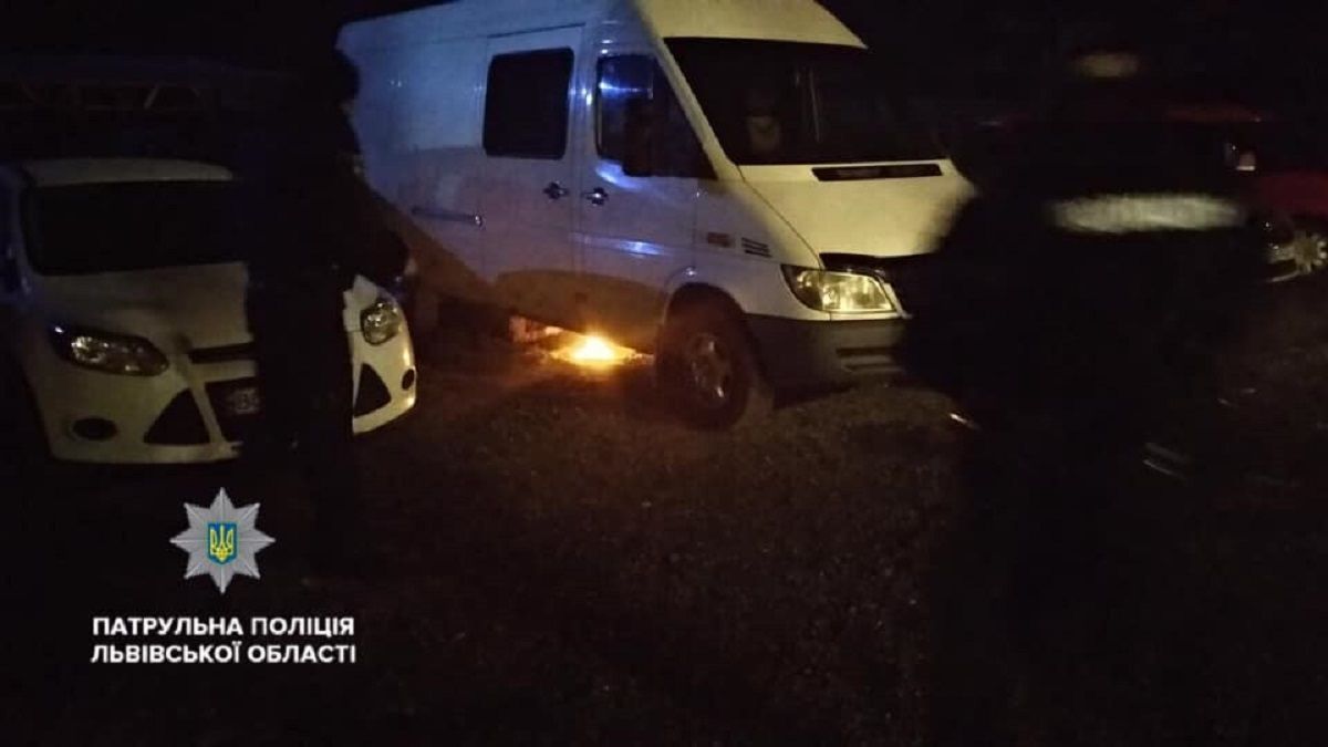 На сихівській автостоянці 39-річний чоловік розпалив вогонь під мікроавтобусом