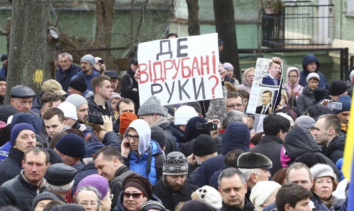 В Києві на мітингу Порошенка пошарпалися його прихильники і противники