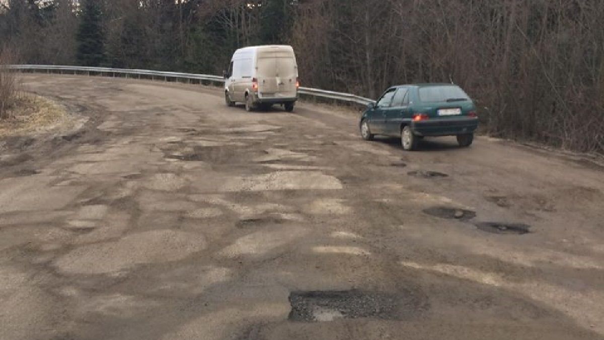 Мешканці Східниці знову скаржаться на аварійний стан дороги через гірський перевал