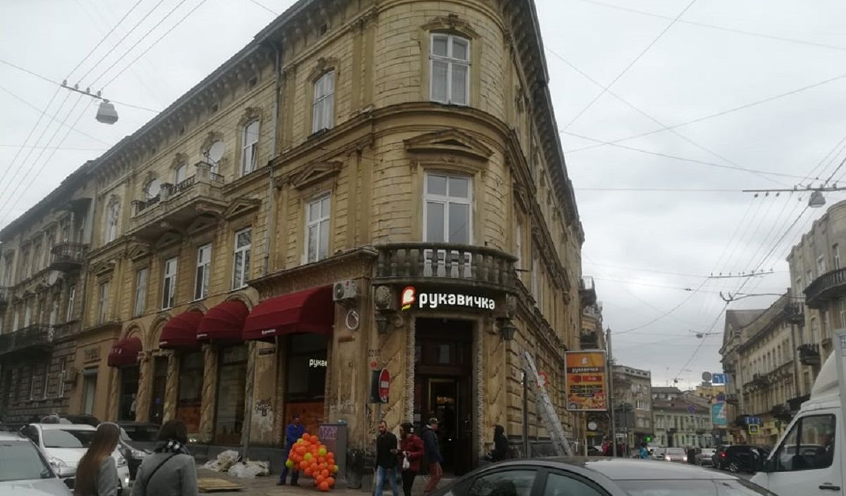 Львівська мерія вимагає у власника аптеки «Під святим Миколаєм» повернути автентичні меблі
