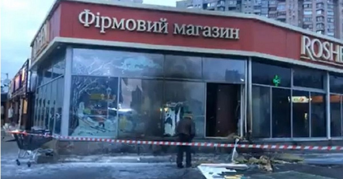 Поліція затримала ще одного підозрюваного у підпалі магазину Roshen в  Києві