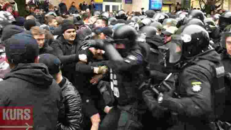 «Нацкорпус» побився з поліцією на мітингу Порошенка в Івано-Франківську