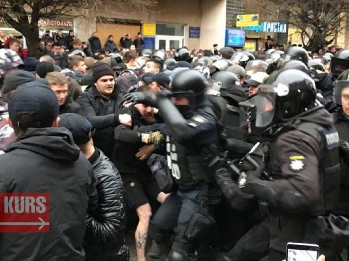 «Нацкорпус» побився з поліцією на мітингу Порошенка в Івано-Франківську